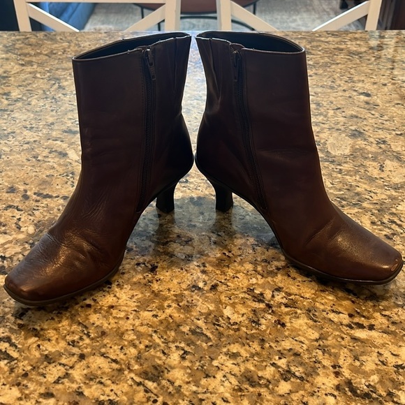 ANTONIO MELANI 100% leather brown booties women’s 8.5. Square toe w/ kitten heel - Picture 3 of 11